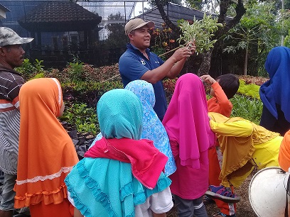 Edukasi Mencangkok dan Menanam Bunga untuk Santri El-Ladunni Malang