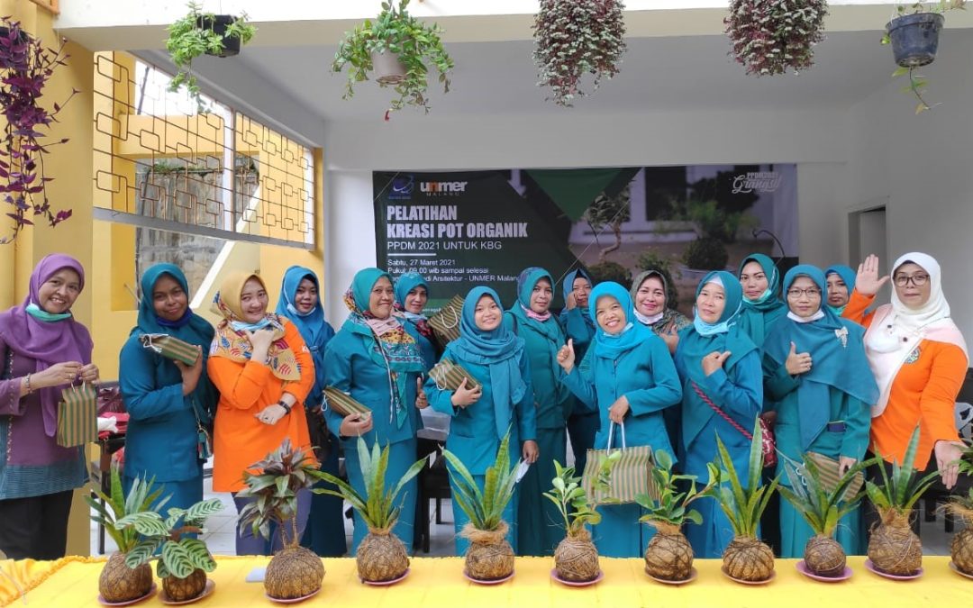 Pelatian Pembuatan Pot Organik Kokedama untuk PKK Dusun Grangsil di Prodi Arsitektur Unmer Malang
